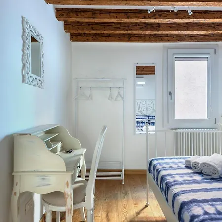 Ca Bibi, Close The Grand Canal
